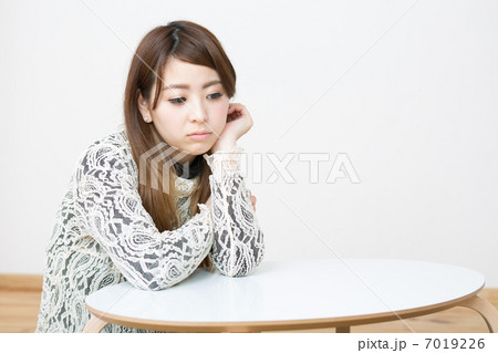 若い女性 悩み 若い女性 悩み 7019226