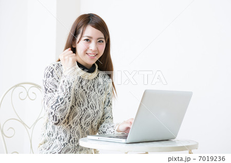 コンピューターを使う女性 7019236