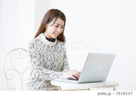 コンピューターを使う女性 7019237