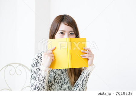 本を読む女性 7019238