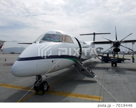 プロペラ機　ギリシャ　サントリーニ島 7019446
