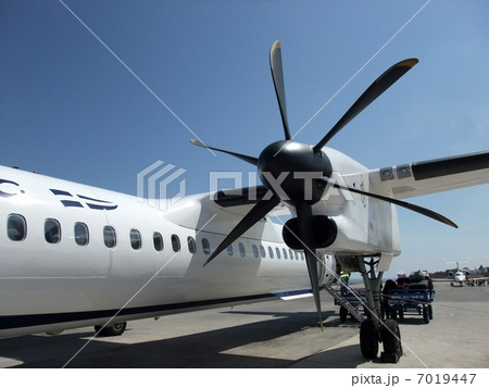 プロペラ機　クローズアップ　ギリシャ　サントリーニ島 7019447