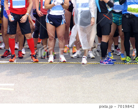 マラソン大会のスタートライン 7019842