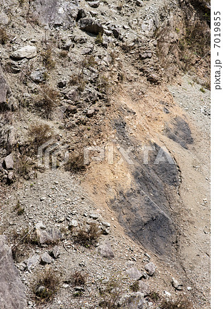 活断層　月出の中央構造線　水銀鉱脈　中央構造線の露頭　イメージ素材 7019855