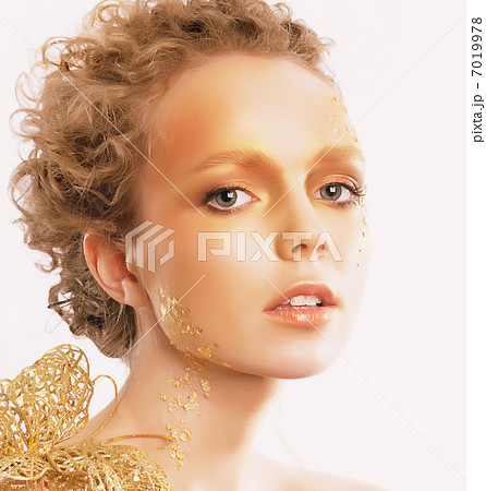 Styled Golden Woman's Face. Curly Hair. Professional Bronzed Makeup 7019978