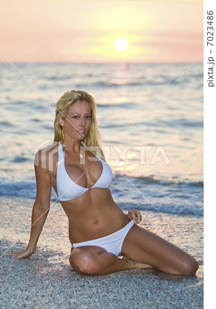 Bikini Sunset 7023486