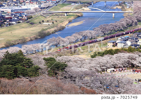 白石川沿いを行く東北本線　 7025749