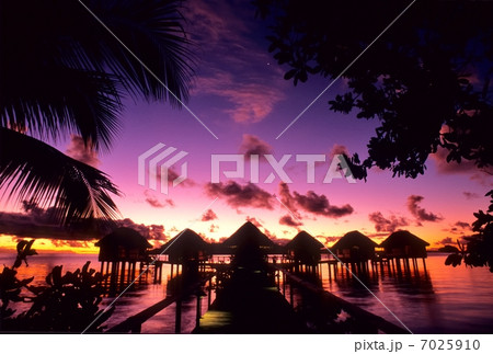 ボラボラ島の夕焼け５ 7025910