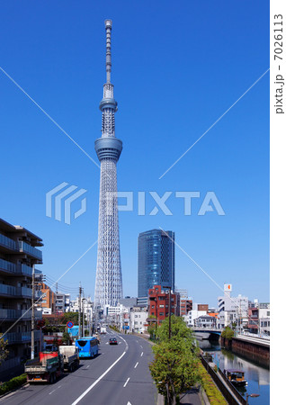 十間橋近くの歩道橋より青空が広がる東京スカイツリーを臨む 7026113