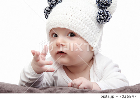 baby in white hat lies on bed baby in white hat lies on bed 7026847