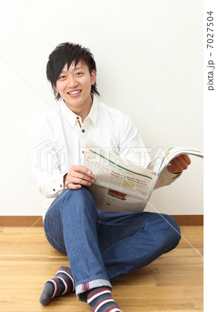 新聞を読む若者 新聞を読む若者 7027504