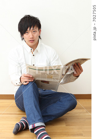 新聞を読む若者 新聞を読む若者 7027505