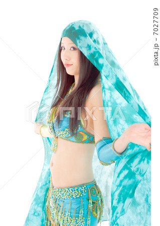綺麗な青のベリーダンスの衣装を着て踊る女性の写真素材