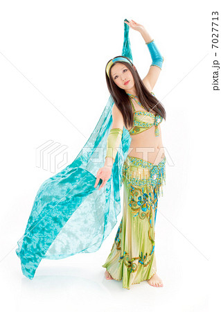 鮮やかなシルクベールを持ってベリーダンスを踊る女性ダンサーの写真素材