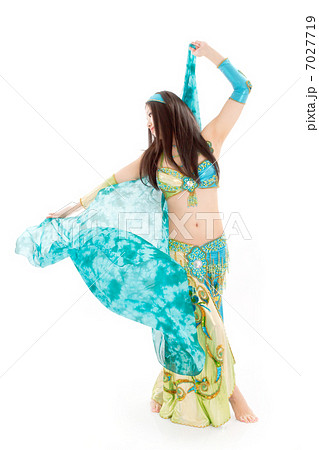 セクシーな衣装でシルクベールを激しく振って踊る若い女性ダンサー 7027719