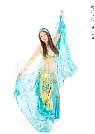 鮮やかなブルーのシルクベールを広げるベリーダンスを踊る若い女性ダンサー 鮮やかなブルーのシルクベールを広げるベリーダンスを踊る若い女性ダンサー 7027720