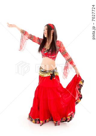 情熱的な赤い衣装を着てベリーダンス踊る若い女性の写真素材