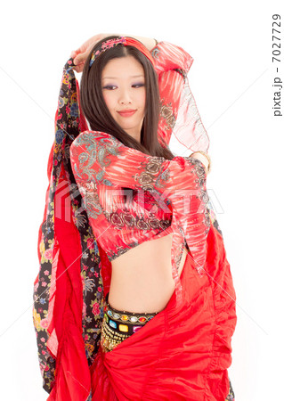 スカートを翻して情熱的なベリーダンスを踊る若い女性 スカートを翻して情熱的なベリーダンスを踊る若い女性 7027729