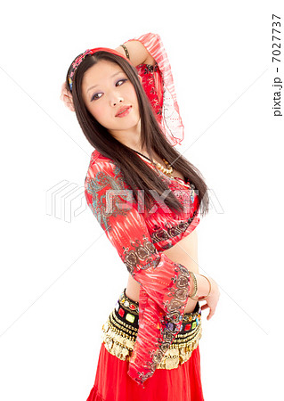 セクシーなベリーダンスの衣装でセクシーなポーズをする女性 7027737