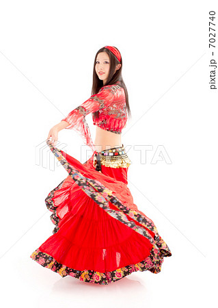 スカートを激しく動かしてベリーダンスを踊る笑顔の女性の写真素材
