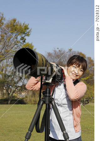 野鳥撮影の若い女性 7028312