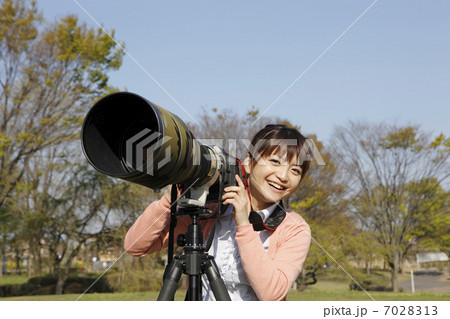 野鳥撮影の若い女性 7028313