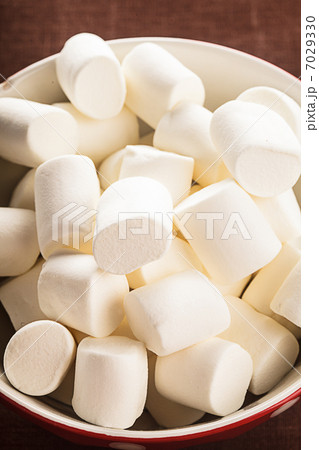 marshmallows in a bowl 7029330