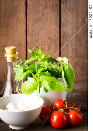 Italian ingredients 7029404