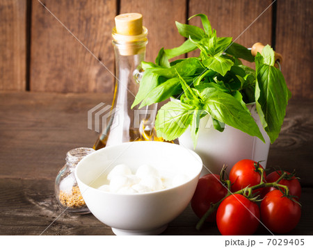 Italian ingredients 7029405