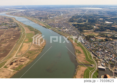 千葉県印西市木下付近を流れる利根川を空撮 千葉県印西市木下付近を流れる利根川を空撮 7030625
