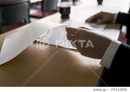 資料をめくる手 資料をめくる手 7031009