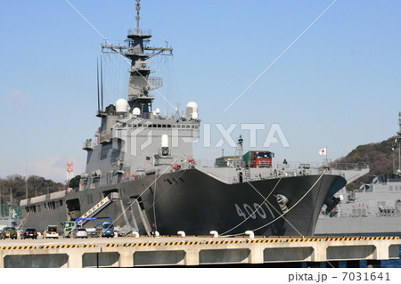 輸送艦「おおすみ」の入港風景 7031641