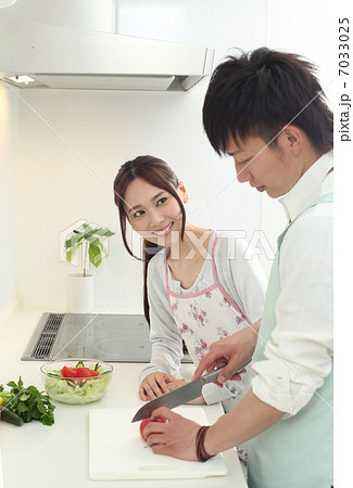 料理を作るカップルの写真素材