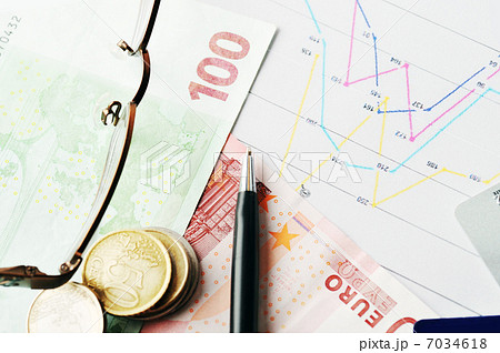 glasses and money 7034618