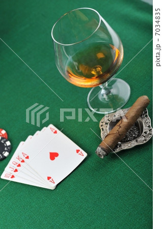 drink and playing cards 7034835