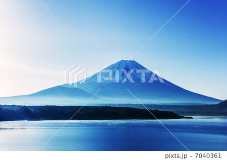 本栖湖からみた富士山 7040361
