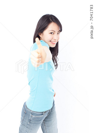 親指を立てるジェスチャーをする女性 7041783