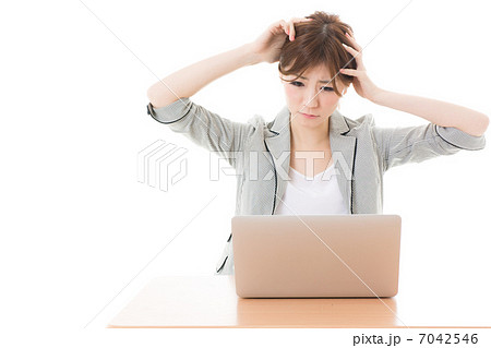 仕事で悩む女性 7042546