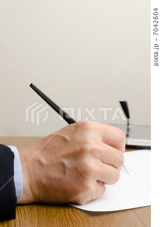 ペンを持つ手 7042604