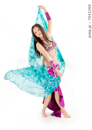 シルクベールを綺麗に回してベリーダンスを踊る日本之若い女性の写真素材