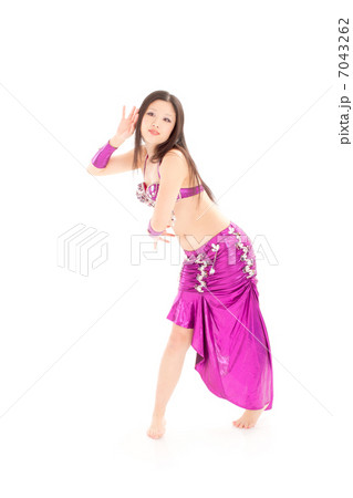 腰をくねらせてセクシーなポーズを取るエリーダンサー 7043262