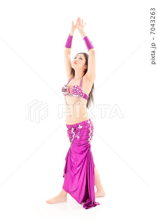 天に向かって両手を掲げてポーズを取る色っぽいベリーダンサーの写真素材