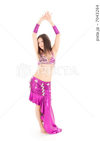 セクシーに腰を振りベリーダンスを踊る日本の女性の写真素材 [7043264 