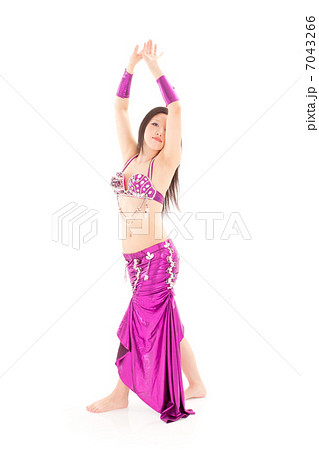 両手を上げて色っぽいポーズを取るベリーダンサーの写真素材