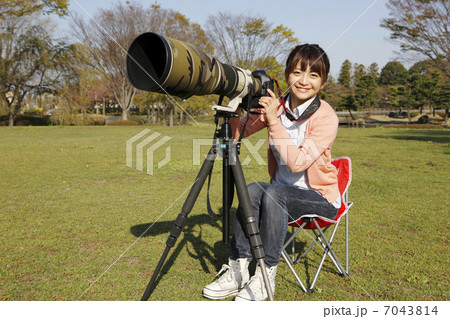 望遠レンズと若い女性 7043814