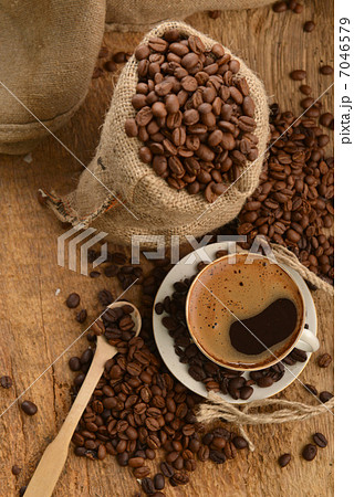 Coffee beans and cupCoffee beans and cup Coffee beans and cupCoffee beans and cup 7046579
