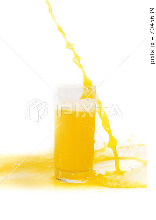 stream of orange juice 7046639