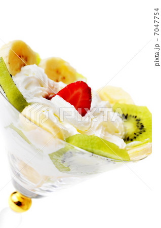 fruit with whipped cream 7047754