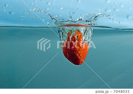 strawberry in water 7048035