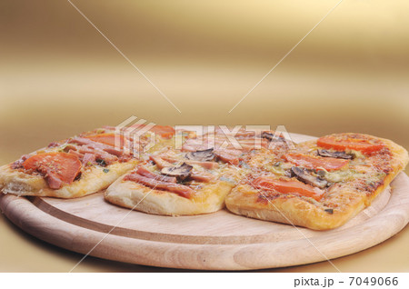 three small pizzas three small pizzas 7049066